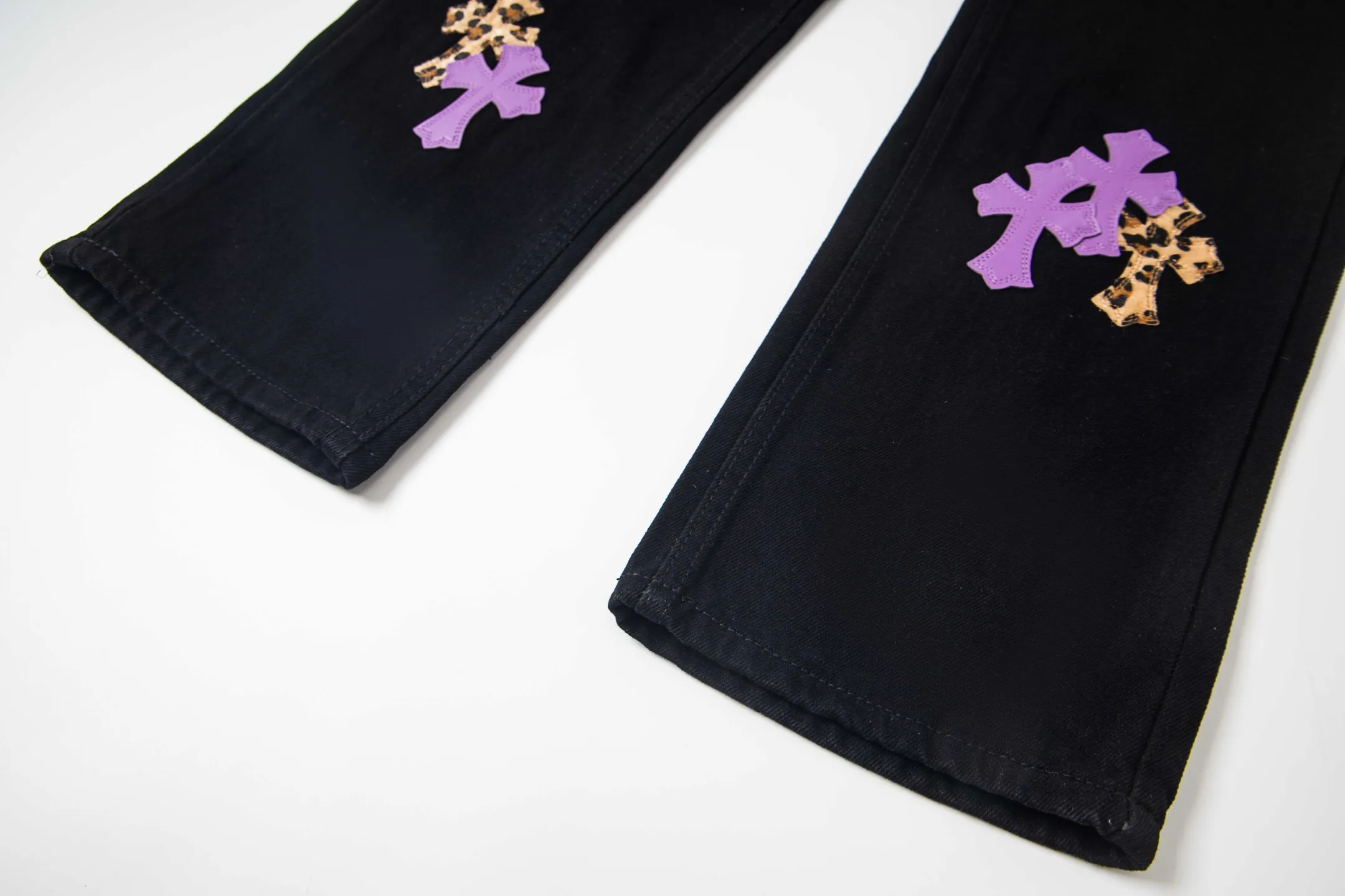P250 💰 (Top version) Chrome Hearts black denim jeans with purple leopard print. CH jeans need to be washed and then disassembled and hand-stitched with sheepskin cross leather and then spliced ​​together to complete. The whole piece has too many craftsmanship to describe. The patches are embellished with cross patterns and the high-waisted washed jeans! ! Absolutely high-end luxury products, god-level single products and super popular products, made with top heavy industry, a must-see magic weapon. Customized hardware. The fabric is thick and soft after washing. It has good breathability. Customized small leather label. Unique design. The details are simple and elegant, and the workmanship is exquisite. The entire trousers are neatly routed and the details are in place! It’s so cool that both men and women can easily control the genderless trend! Color: Black Size: 28-30-32-34-36 (corresponds to S-M-L-XL-XXL)